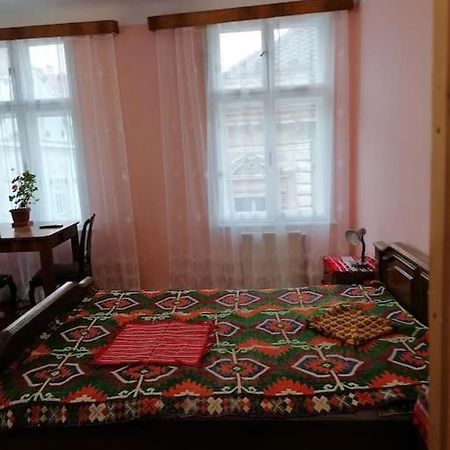 La 2 Pasi De Biserica Neagra Braşov Extérieur photo