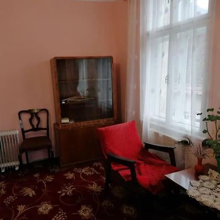 La 2 Pasi De Biserica Neagra Braşov Extérieur photo
