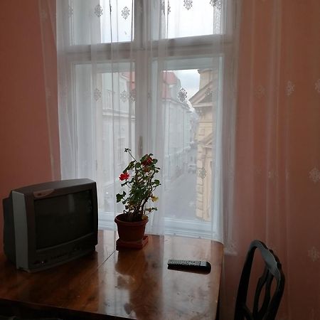 La 2 Pasi De Biserica Neagra Braşov Extérieur photo