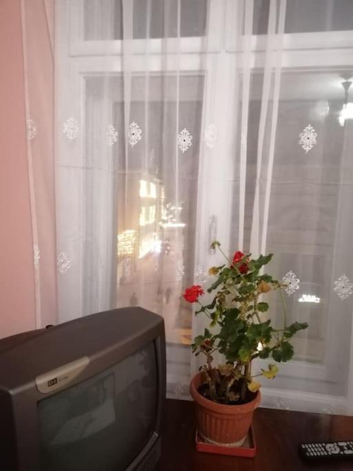 La 2 Pasi De Biserica Neagra Braşov Extérieur photo