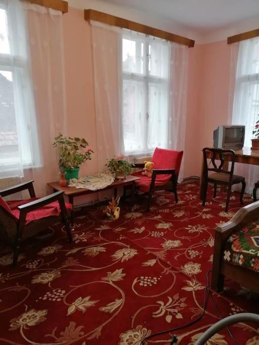 La 2 Pasi De Biserica Neagra Braşov Extérieur photo